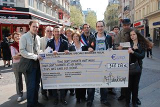 Le Blog de Patrice Bessac: Un chèque géant déployé dans Paris par